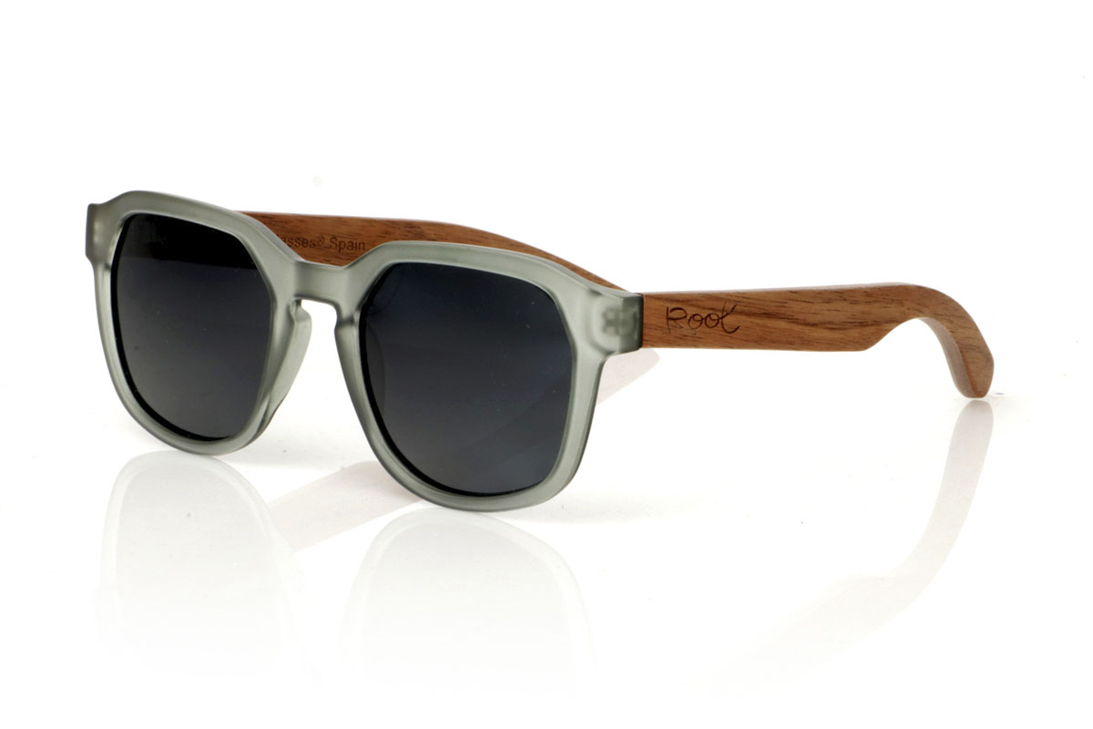 Wood eyewear of Walnut MOON BLACK. The MOON BLACK are your new favorite sunglasses, with a hexagonal PC frame in matte transparent gray and walnut wood temples. Perfect for those looking for a special touch in their daily life, these glasses mix design and nature in a unique way. Comfortable to wear and great for seeing everything in a new light, they adapt to any look and occasion. Moon black are the ideal complement for any face. Try them and feel how they complement your style. Front measurement: 148x50mm. Caliber: 53 for Wholesale & Retail | Root Sunglasses® 